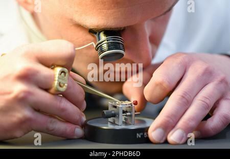 Genève, Suisse. 27th mars 2023. Un horloger fait la démonstration de savoir-faire de montres pendant les montres et merveilles Genève 2023 au Palexpo à Genève, Suisse, 27 mars 2023. Avec 48 marques participantes, montres et merveilles Genève 2023 se tient ici de 27 mars à 2 avril. Credit: Lian Yi/Xinhua/Alay Live News Banque D'Images