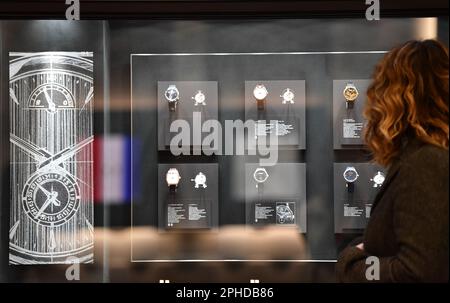 Genève, Suisse. 27th mars 2023. Une femme visite les montres et merveilles Genève 2023 au Palexpo à Genève, Suisse, 27 mars 2023. Avec 48 marques participantes, montres et merveilles Genève 2023 se tient ici de 27 mars à 2 avril. Credit: Lian Yi/Xinhua/Alay Live News Banque D'Images