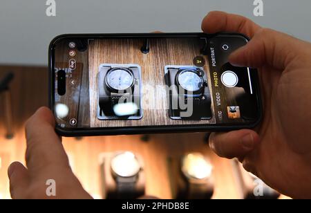 Genève, Suisse. 27th mars 2023. Un homme prend des photos de montres pendant les montres et merveilles Genève 2023 au Palexpo à Genève, Suisse, 27 mars 2023. Avec 48 marques participantes, montres et merveilles Genève 2023 se tient ici de 27 mars à 2 avril. Credit: Lian Yi/Xinhua/Alay Live News Banque D'Images