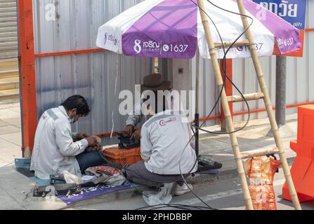 SAMUT PRAKAN, THAÏLANDE, MARS 06 2023, les employés d'une entreprise de télécommunications installent du matériel de transmission de données par câble dans la rue Banque D'Images