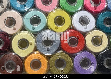 Bobines dans une variété de fils de couleur vive, prêt à coudre. Banque D'Images