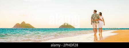 Couple marchant sur la plage coucher de soleil vacances panoramique voyage à hawaï. Femme et homme se détendant pendant des vacances touristiques à Lanikai, Oahu, bannière d'Hawaï Banque D'Images