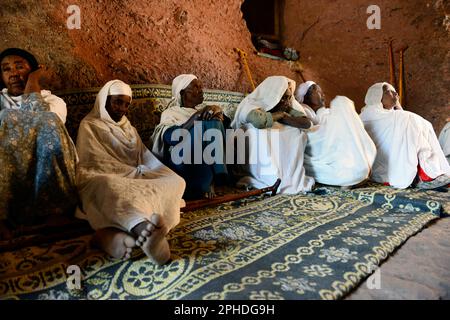 Pèlerins éthiopiens assis à l'intérieur de l'église Saint-Georges à Lalibela, en Éthiopie, pendant la semaine de Pâques. Banque D'Images