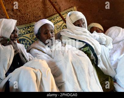 Pèlerins éthiopiens assis à l'intérieur de l'église Saint-Georges à Lalibela, en Éthiopie, pendant la semaine de Pâques. Banque D'Images