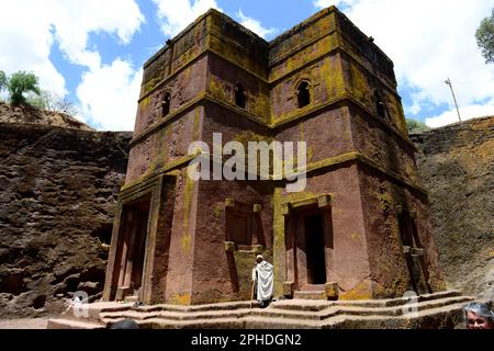 Pèlerins éthiopiens visitant l'église Saint-Georges à Lalibela, en Éthiopie, pendant la semaine de Pâques. Banque D'Images