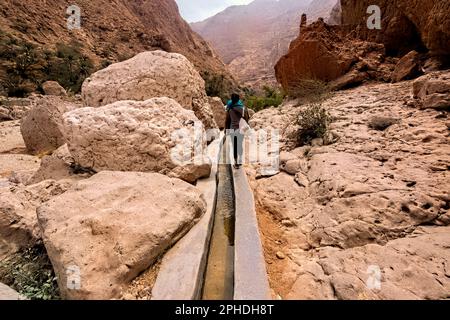 Randonneur à l'intérieur du magnifique canyon Wadi Shab, Wadi Ash Shab, Oman Banque D'Images