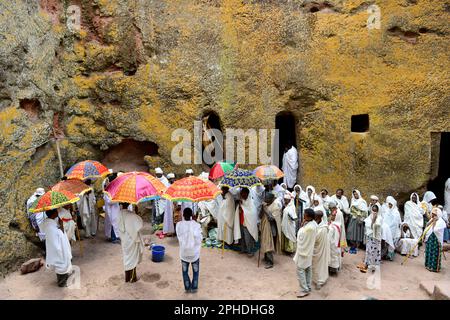 Cérémonie de lavage des pieds à l'église Saint-Georges de Lalibela, en Éthiopie, pendant la semaine de Pâques. Banque D'Images