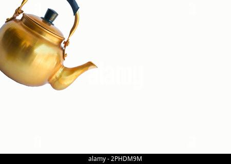Théière, verseuse, théière en cuivre, théière en métal antique isolée sur fond blanc, bouilloire antique, théière dorée, théière en métal, théière chinoise Banque D'Images