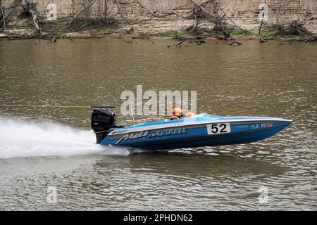 Echuca Victoria Australie, 26 mars 2023 Melt Down en compétition sur la Murray River Southern 80 Water ski Race Banque D'Images