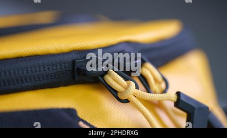 Fermeture à glissière avec cordes sur sac à dos jaune Banque D'Images