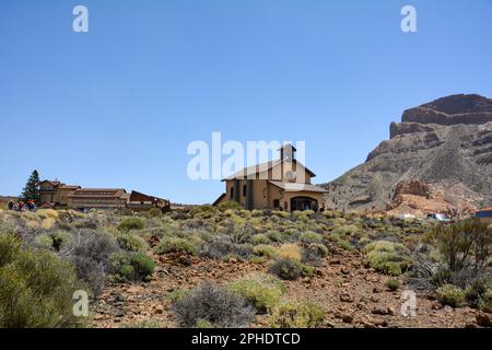 Parc national de Teide, Tenerife, Espagne 13 août 2022 - petite église et Parador de Cañadas del Teide restaurant et hôtel d'excursion à Roques de Garcí Banque D'Images