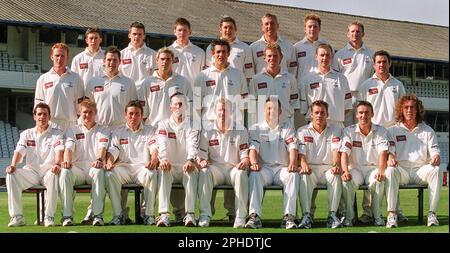 FICHIER PICS. Photo par Ben Duffy/SWpix.com - 11/03/2003 - Cricket - Yorkshire County Cricket Club photo Call - Headingley Cricket Ground, Leeds, Angleterre - Yorkshire County Cricket Club First Team Squad. Saison 2003. RANGÉE AVANT, de gauche à droite. Matthew Wood, Matthew Hogg, Chris Silverwood, Matthew Elliott, Anthony McGrath ( capitaine ), Darren Gough, Richard Blakey, Gavin Hamilton, Ryan Sidebottom. RANGÉE DU MILIEU de gauche à droite. Steve Kirby, Victor Craven, Michael Lhumb, Chris Taylor, Richard Dawson, Scott Richardson, Andy Gray. RANGÉE ARRIÈRE. de gauche à droite. Banque D'Images