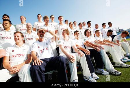 FICHIER PICS. PHOTO DE VAUGHN RIDLEY/SWPIX.COM - Cricket - County Championship Div 2 - Yorkshire County Cricket Club 2012 Media Day - Headingley, Leeds, Angleterre - 29/03/12 - les joueurs, les entraîneurs et la direction du Yorkshire CCC se réunissent sur le terrain à Headingley pour l'appel photo 2012. Première rangée - Joe Sayers, Jason Gillespie, Andrew Gale, Martyn Moxon, Ryan Sidebottom, Gerard Brophy, Ajmal Shahzad et Jonny Bairstow. Banque D'Images