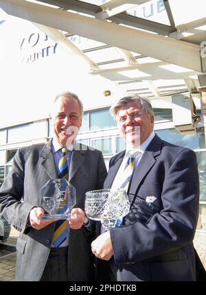 FICHIER PICS. Photo de Simon Wilkinson/SWpix.com - 12/03/2005 - Cricket - Yorkshire County Cricket Club AGM - Headingley Cricket Ground, Leeds, Angleterre - Robin Smith et David Jones. Banque D'Images