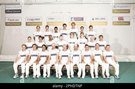 FICHIER PICS. PHOTO PAR VAUGHN RIDLEY/SWPIX.COM - 08/04/09 - Cricket - Yorkshire CCC appel photo - Headingley, Leeds, Angleterre - Yorkshire CCC 2009 photo Squad - Front Row L-R - Andrew Gale, Joe Sayers, Jacques Rudolph, Matthew Hoggard, Anthony McGrath, Craig White, Tim Bresnan, Deon Kruis, Gerard Brophy. Middle Row G-D - Simon Guy, David Wainwright, Ajmal Shahzad, Richard Pyrah, Chris Taylor, Steve Patterson, Adam Lyth, Ian Hodgson. Rangée arrière G-D - Gary Ballance, James Lee, Azeem Rafiq, James Finch, Oliver Hannon-Dalby, Ben Sanderson, Jonathan Bairstow. Banque D'Images