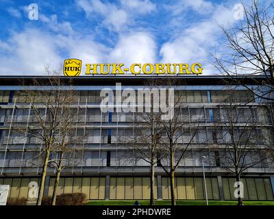 Coburg, Allemagne. 18th mars 2023. Le logo et le lettrage de HUK Coburg sont entronés dans le bâtiment administratif de l'assureur, à son siège social, sur le Lauterer Höhe, à Coburg. La compagnie d'assurance annonce ses chiffres annuels lors d'une conférence de presse sur 28 mars 2023. Credit: PIA Bayer/dpa/Alay Live News Banque D'Images