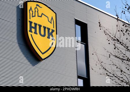 Coburg, Allemagne. 18th mars 2023. Le logo de HUK Coburg est apposé sur un bâtiment de la compagnie d'assurance du Lauterer Höhe à son siège social à Coburg. La compagnie d'assurance annonce ses chiffres annuels lors d'une conférence de presse sur 28 mars 2023. Credit: PIA Bayer/dpa/Alay Live News Banque D'Images