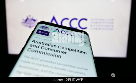 Téléphone mobile avec page web de la concurrence australienne et de la Commission des consommateurs sur l'écran en face du logo. Faites la mise au point dans le coin supérieur gauche de l'écran du téléphone. Banque D'Images