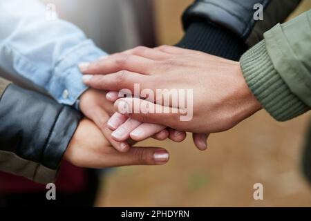 Faire un pacte pour rester amis pour toujours. Gros plan d'un groupe d'amis avec leurs mains ensemble dans l'unité. Banque D'Images