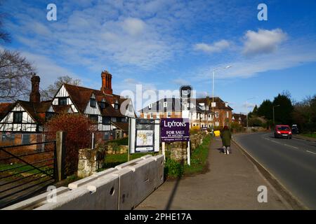 Southborough, Kent, Angleterre. A vendre par Auction signe en face de l'ancien pub / restaurant Weavers, une ancienne ferme Wealden Hall datant de 16th siècle qui a été récemment mis en vente. C'est un bâtiment classé de grade II et l'un des plus importants bâtiments historiques de Southborough. L'enchère doit être sur 26 avril 2023, le site a un prix de guide de £950 000 Freehold. Les occupants actuels, le restaurant indien IMLI, ont récemment fermé en raison de leur incapacité à se permettre une augmentation de loyer. Banque D'Images