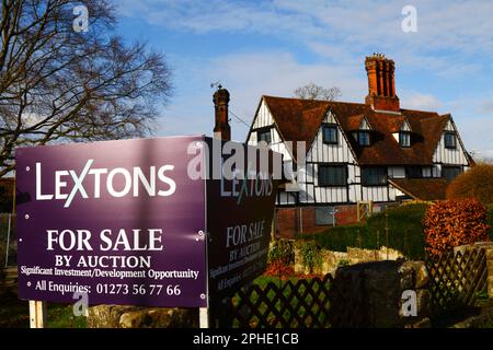 Southborough, Kent, Angleterre. A vendre par Auction signe en face de l'ancien pub / restaurant Weavers, une ancienne ferme Wealden Hall datant de 16th siècle qui a été récemment mis en vente. C'est un bâtiment classé de grade II et l'un des plus importants bâtiments historiques de Southborough. L'enchère doit être sur 26 avril 2023, le site a un prix de guide de £950 000 Freehold. Les occupants actuels, le restaurant indien IMLI, ont récemment fermé en raison de leur incapacité à se permettre une augmentation de loyer. Banque D'Images