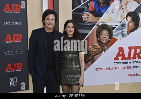 Los Angeles, États-Unis. 27th mars 2023. Jason Bateman, membre du casting, et son épouse Amanda Anka assistent lundi à la première du film dramatique 'Air' au regency Village Theatre, dans la section Westwood de Los Angeles 27 mars 2023. Scénario : suit l'histoire du vendeur de chaussures Sonny Vaccaro et explique comment il a dirigé Nike dans sa quête du plus grand athlète de l'histoire du basket-ball : Michael Jordan. Photo de Jim Ruymen/UPI crédit: UPI/Alay Live News Banque D'Images