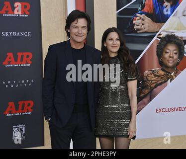 Los Angeles, États-Unis. 27th mars 2023. Jason Bateman, membre du casting, et son épouse Amanda Anka assistent lundi à la première du film dramatique 'Air' au regency Village Theatre, dans la section Westwood de Los Angeles 27 mars 2023. Scénario : suit l'histoire du vendeur de chaussures Sonny Vaccaro et explique comment il a dirigé Nike dans sa quête du plus grand athlète de l'histoire du basket-ball : Michael Jordan. Photo de Jim Ruymen/UPI crédit: UPI/Alay Live News Banque D'Images