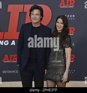 Los Angeles, États-Unis. 27th mars 2023. Jason Bateman, membre du casting, et son épouse Amanda Anka assistent lundi à la première du film dramatique 'Air' au regency Village Theatre, dans la section Westwood de Los Angeles 27 mars 2023. Scénario : suit l'histoire du vendeur de chaussures Sonny Vaccaro et explique comment il a dirigé Nike dans sa quête du plus grand athlète de l'histoire du basket-ball : Michael Jordan. Photo de Jim Ruymen/UPI crédit: UPI/Alay Live News Banque D'Images