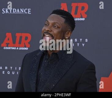 Los Angeles, États-Unis. 27th mars 2023. Chris Tucker, membre du casting, assiste lundi à la première du drame cinématographique « Air » au regency Village Theatre, dans la section Westwood de Los Angeles 27 mars 2023. Scénario : suit l'histoire du vendeur de chaussures Sonny Vaccaro et explique comment il a dirigé Nike dans sa quête du plus grand athlète de l'histoire du basket-ball : Michael Jordan. Photo de Jim Ruymen/UPI crédit: UPI/Alay Live News Banque D'Images