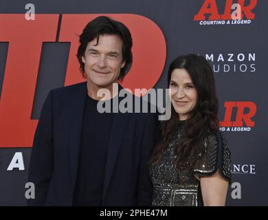 Los Angeles, États-Unis. 27th mars 2023. Jason Bateman, membre du casting, et son épouse Amanda Anka assistent lundi à la première du film dramatique 'Air' au regency Village Theatre, dans la section Westwood de Los Angeles 27 mars 2023. Scénario : suit l'histoire du vendeur de chaussures Sonny Vaccaro et explique comment il a dirigé Nike dans sa quête du plus grand athlète de l'histoire du basket-ball : Michael Jordan. Photo de Jim Ruymen/UPI crédit: UPI/Alay Live News Banque D'Images