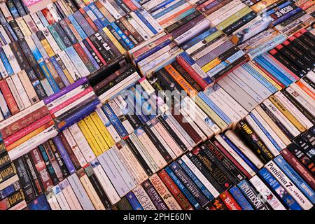 13 Mars 2023, Pune, Inde - Stint de livres sur le marché local, grande variété de livres à vendre. Banque D'Images