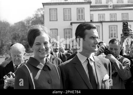 Margrethe II du Danemark. Photo avec Henri de Laborde de Monpezat au palais de Fredensborg à Copenhague au printemps 1967, où le couple annonce son mariage le 10 1967 juin. À cette époque, Margrethe était crownprincesse et héritière du trône, elle devint reine du Danemark le 15 janvier 1972. Banque D'Images