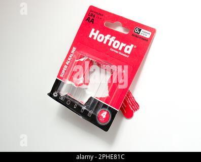 Batterie alcaline Hofford AA Eneloop sur fond blanc. Banque D'Images