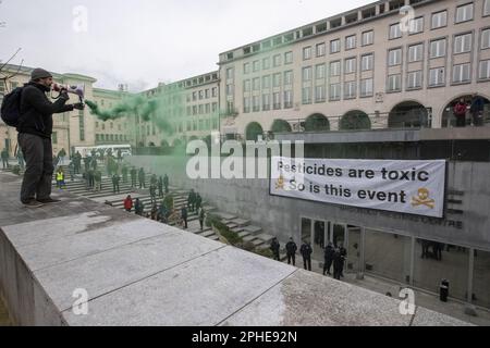 Bruxelles, Belgique. 28th mars 2023. Des manifestants photographiés lors d'une action de protestation du collectif "pas d'avenir pour l'agro-industrie" dans le cadre du Forum pour l'avenir de l'agriculture (FFA), à Bruxelles, le mardi 28 mars 2023. BELGA PHOTO NICOLAS MATERLINCK crédit: Belga News Agency/Alay Live News Banque D'Images