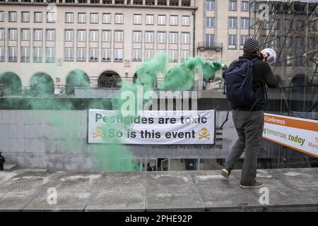Bruxelles, Belgique. 28th mars 2023. Des manifestants photographiés lors d'une action de protestation du collectif "pas d'avenir pour l'agro-industrie" dans le cadre du Forum pour l'avenir de l'agriculture (FFA), à Bruxelles, le mardi 28 mars 2023. BELGA PHOTO NICOLAS MATERLINCK crédit: Belga News Agency/Alay Live News Banque D'Images