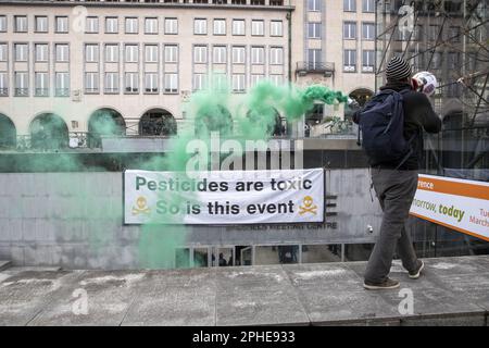 Bruxelles, Belgique. 28th mars 2023. Des manifestants photographiés lors d'une action de protestation du collectif "pas d'avenir pour l'agro-industrie" dans le cadre du Forum pour l'avenir de l'agriculture (FFA), à Bruxelles, le mardi 28 mars 2023. BELGA PHOTO NICOLAS MATERLINCK crédit: Belga News Agency/Alay Live News Banque D'Images