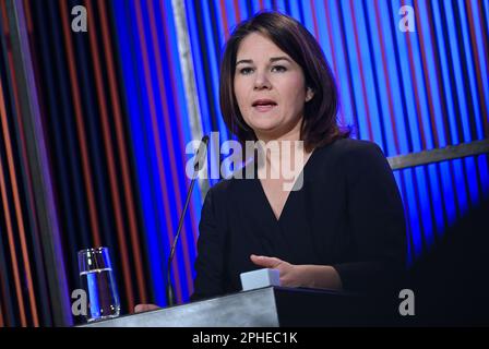 Berlin, Allemagne. 28th mars 2023. Annalena Baerbock (Bündnis90/Die Grünen), ministre des Affaires étrangères, prend la parole lors de l'ouverture du dialogue de transition énergétique de Berlin 23. Credit: Britta Pedersen/dpa/Alay Live News Banque D'Images