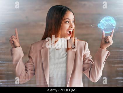 Happy Woman, hologramme 3D et monde pour la communication mondiale, la technologie futuriste ou les affaires. Surprise femme tenant un globe holographique virtuel Banque D'Images