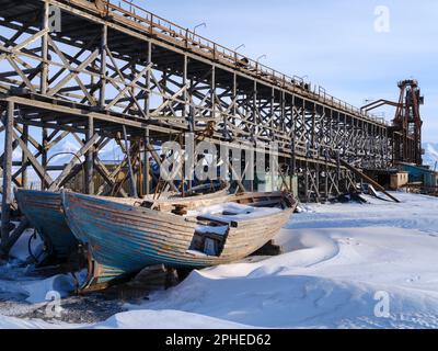 Port avec grue de chargement. Pyramiden, a abandonné la colonie minière russe à Billefjorden, île de Spitzbergen dans l'archipel svalbard. Arctique Banque D'Images