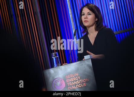 Berlin, Allemagne. 28th mars 2023. Annalena Baerbock (Bündnis90/Die Grünen), ministre des Affaires étrangères, prend la parole lors de l'ouverture du dialogue de transition énergétique de Berlin 23. Credit: Britta Pedersen/dpa/Alay Live News Banque D'Images