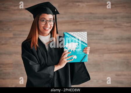 Diplômé, portrait de femme et manuel d'affaires d'un jeune étudiant heureux de l'obtention de diplôme. Livre d'apprentissage, bonheur et femme excitée prêt pour Banque D'Images