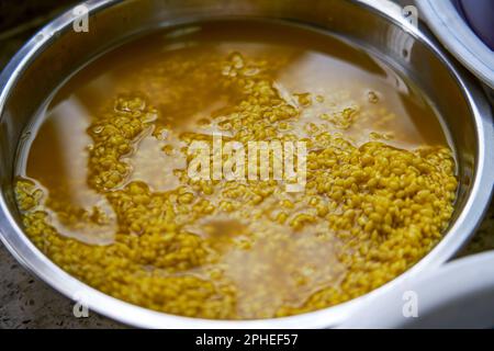 Le processus de fabrication de riz gluant en cinq couleurs, une nourriture traditionnelle pour le Festival chinois de Ching Ming Banque D'Images