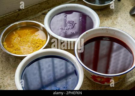 Le processus de fabrication de riz gluant en cinq couleurs, une nourriture traditionnelle pour le Festival chinois de Ching Ming Banque D'Images