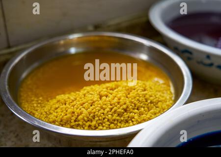 Le processus de fabrication de riz gluant en cinq couleurs, une nourriture traditionnelle pour le Festival chinois de Ching Ming Banque D'Images