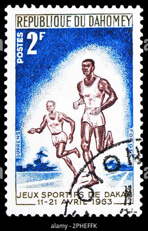 MOSCOU, RUSSIE - 16 MARS 2023 : timbre-poste imprimé au Bénin spectacles en cours, Jeux sportifs de la série Dakar, vers 1963 Banque D'Images