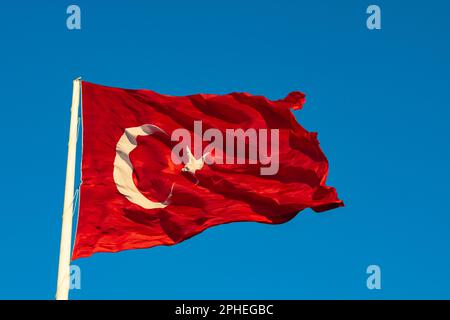 Drapeau turc sur fond bleu ciel. 19 mai ou 19th mai concept photo. Jours fériés nationaux du Turkiye. Banque D'Images