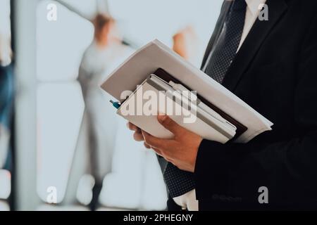 Cachez la photo d'une femme qui tient des documents d'affaires Banque D'Images