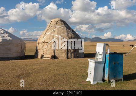 Camp de yurt près du lac Song Kül, Kirghizistan Banque D'Images