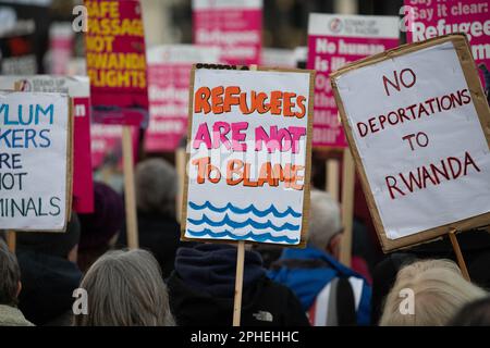 Protestation contre le projet de loi controversé sur les migrations illégales devant le Palais de Westminster alors que le projet de loi est débattu au Parlement. Banque D'Images