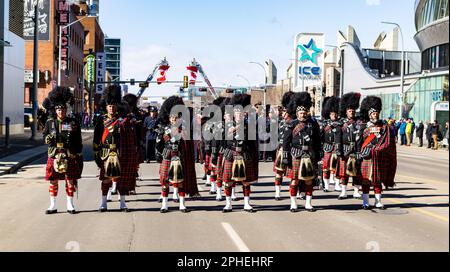 Edmonton, Canada. 27th mars 2023. Les officiers et le personnel des Services d'urgence du monde entier paient du respect lors d'un cortège funéraire régimentaire pour les officiers de police déchus d'Edmonton. Les officiers Travis Jordan et Brett Ryan ont été abattus en réponse à un différend intérieur à Edmonton. Le suspect de 16 ans est mort de blessures auto-infligées par balle. (Photo de Ron Palmer/SOPA Images/Sipa USA) crédit: SIPA USA/Alay Live News Banque D'Images